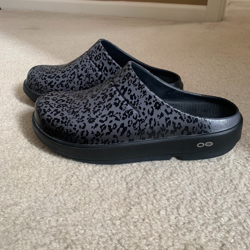 SOLD Oofos Women's Limited Edition Clog GRAY LEOPARD